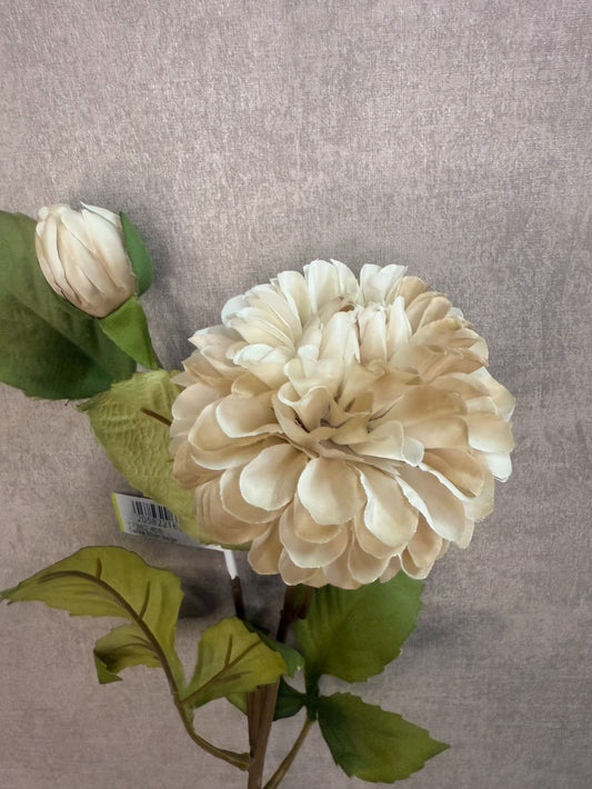 Kunstbloem Dahlia beige – realistische beige dahlia met groene bladeren tegen grijze achtergrond.
