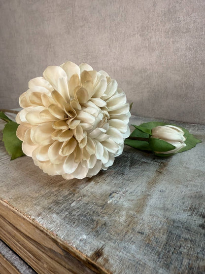 Kunstbloem Dahlia beige – realistische beige dahlia met groene bladeren op een kist