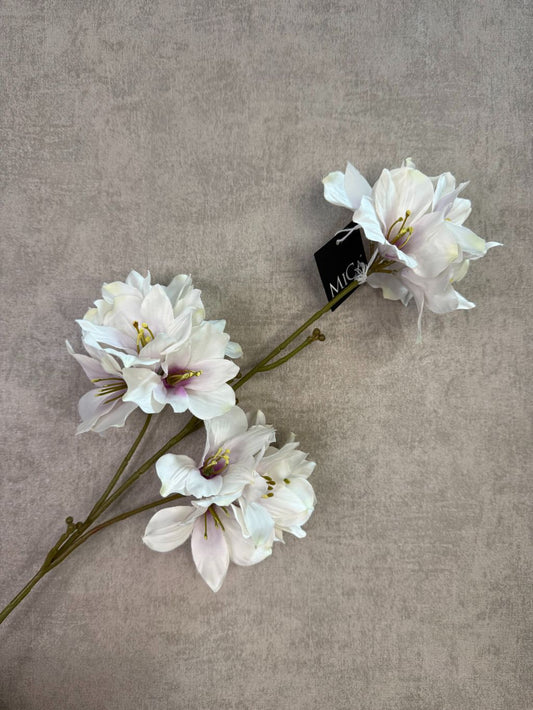 Kunstmatige hibiscus bloem in crème roze tinten met meerdere bloesems op een steel tegen een neutrale achtergrond.