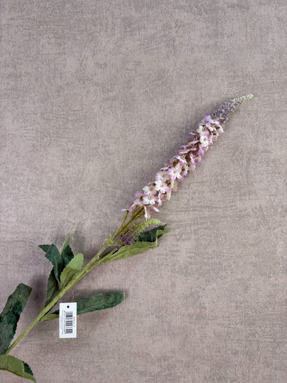 Kunstbloem Veronica in lila met slanke bloeiaar en groene bladeren tegen een neutrale achtergrond.
