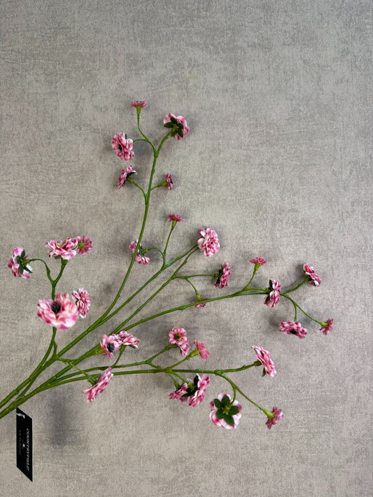 Kunstbloem mini roos in roze kleur met meerdere kleine bloemetjes aan een lange groene steel, gefotografeerd tegen een neutrale achtergrond.