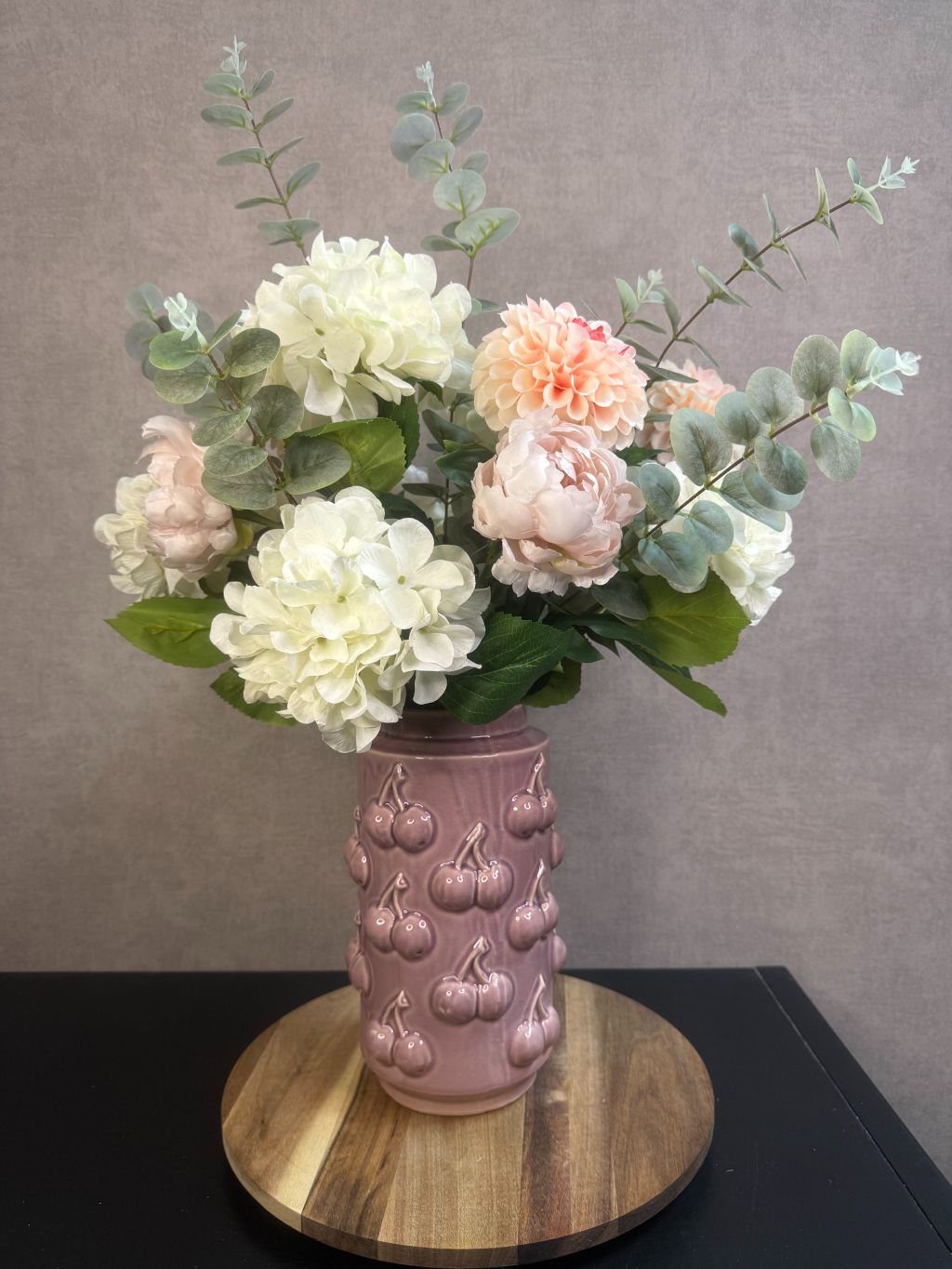 Kunstboeket Amélie – zachte bloemen in ecru, roze en zalmtinten met eucalyptus, in roze vaas met kersenmotief.