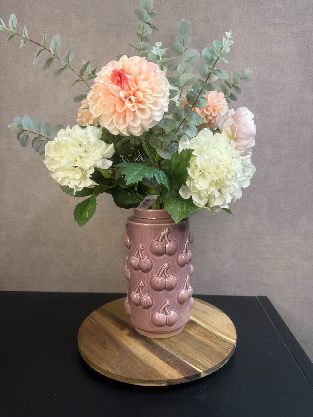 Kunstboeket Amélie – zachte bloemen in ecru, roze en zalmtinten met eucalyptus, in roze vaas met kersenmotief.