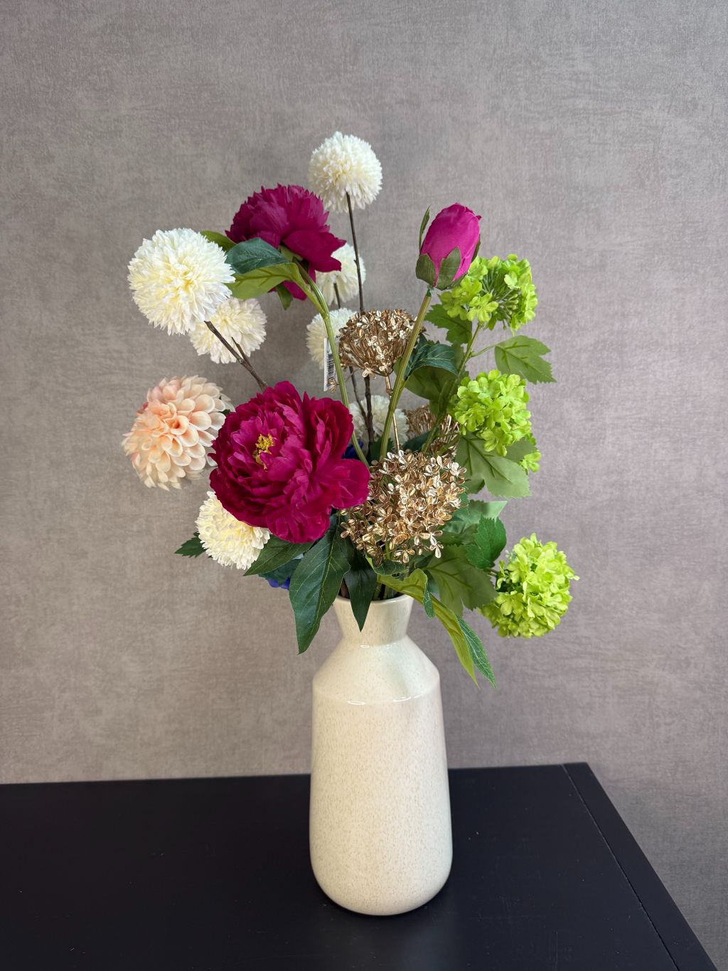 Kunstboeket Liz met bontgekleurde kunstbloemen in een lichte vaas, kleurrijk en speels geschikt als blikvanger.