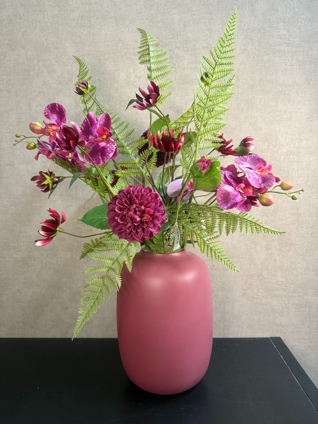 Kunstboeket Herfst met bordeaux, paarse en groene tinten in optionele Artic S Mauve matt vaas.