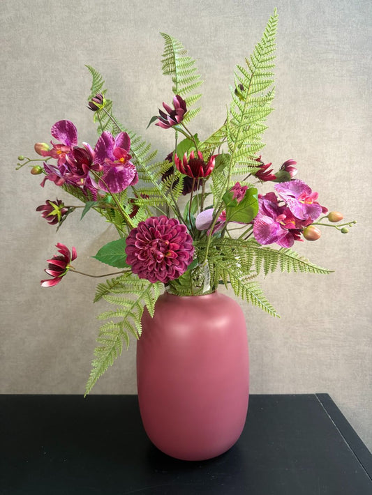 Kunstboeket Herfst met bordeaux, paarse en groene tinten in optionele Artic S Mauve matt vaas.