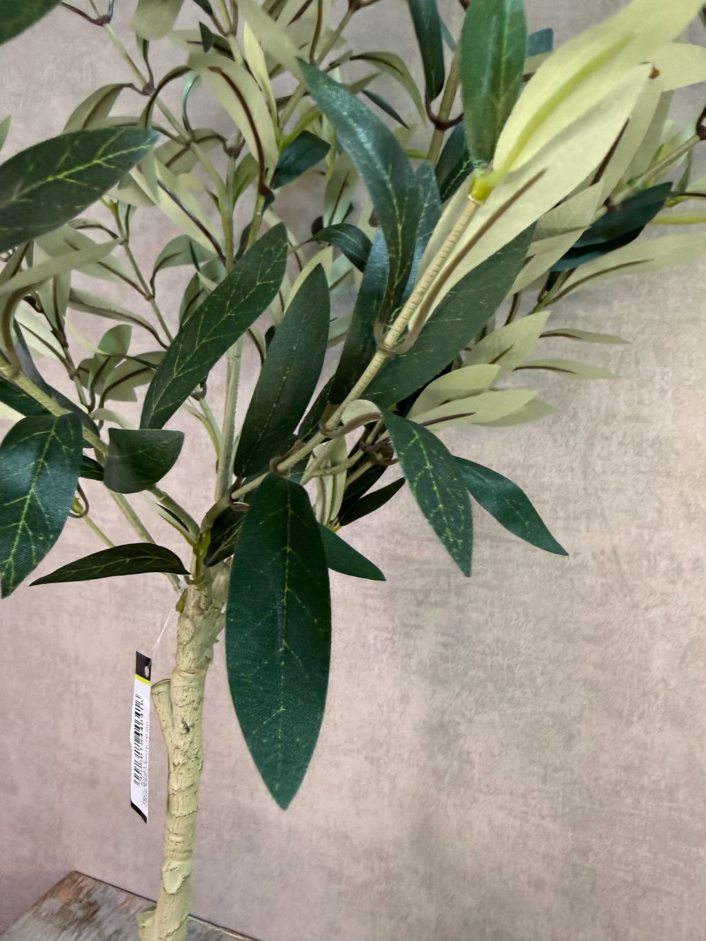 Kunst olijfplant met groene bladeren en zwarte olijven