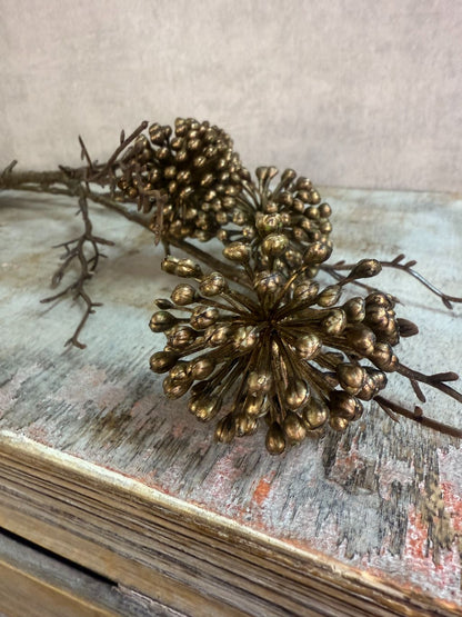 Kunsttak Alium bruin – decoratieve kunsttak met drie bronskleurige bloemknoppen tegen een neutrale achtergrond.