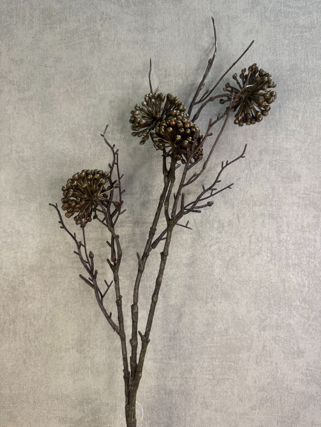 Kunsttak Alium bruin – decoratieve kunsttak met drie bronskleurige bloemknoppen tegen een neutrale achtergrond.