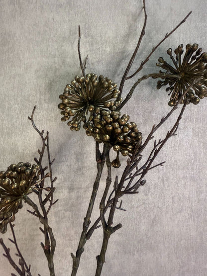 Kunsttak Alium bruin – decoratieve kunsttak met drie bronskleurige bloemknoppen tegen een neutrale achtergrond.