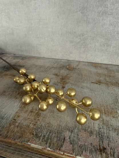 Kunsttak met glanzende goudkleurige bessen van 45 cm, geschikt voor feestelijke decoratie in vaas of op tafel.