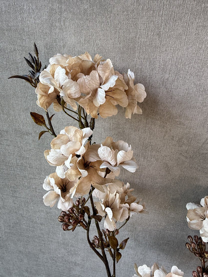 Crèmekleurige kunsttak Bloesem van 88 cm met volle bloemen in zachte crème- en natureltinten.