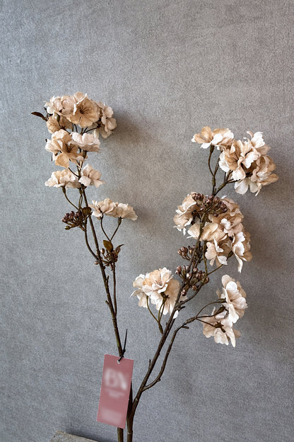 Crèmekleurige kunsttak Bloesem van 88 cm met volle bloemen in zachte crème- en natureltinten.