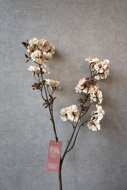 Crèmekleurige kunsttak Bloesem van 88 cm met volle bloemen in zachte crème- en natureltinten.