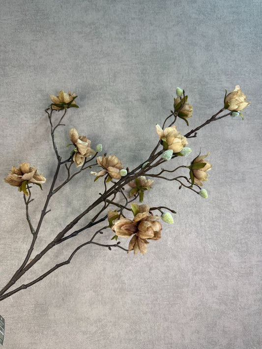 Lichtbruine kunsttak met bloesems en vertakte structuur tegen een neutrale achtergrond