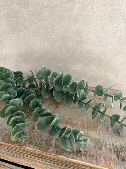 Groene kunsttak eucalyptus van Countryfield, met ronde bladeren en volle vertakking op neutrale achtergrond.