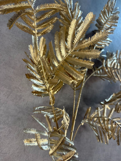 Gouden kunsttak Mimosa van Countryfield, 107 cm lang met sierlijke bladeren, ideaal voor hoge vazen of feestelijke decoratie.