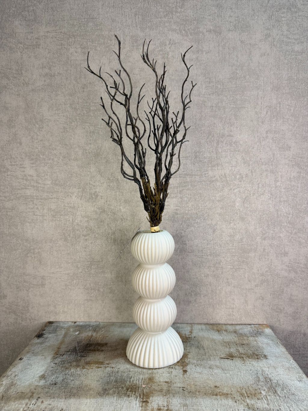 Bos kunsttakken Myrica in bruine kleur met drie vertakte takken, rechtop geplaatst tegen een neutrale achtergrond in een vaas