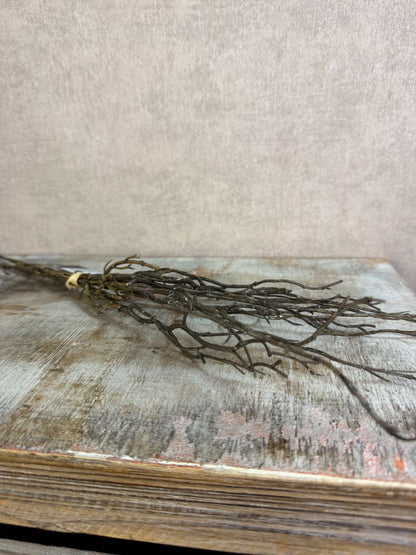 Bos kunsttakken Myrica in bruine kleur met drie vertakte takken, liggend geplaatst op een neutrale achtergrond.