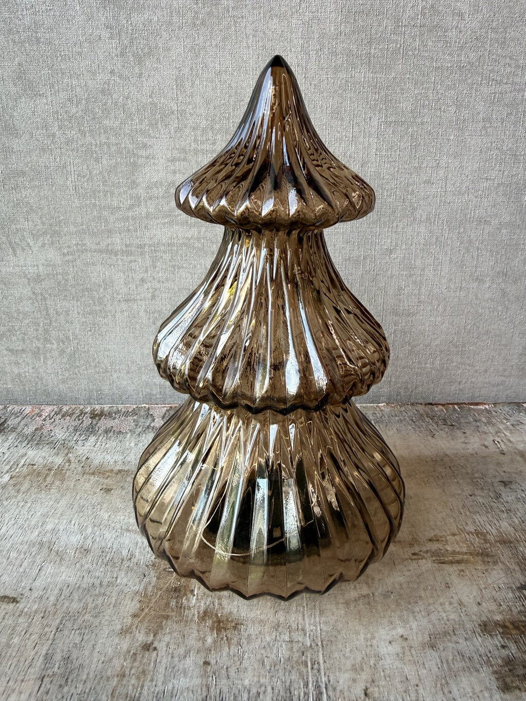 Bruine glazen LED kerstboom van 21 cm met geribbelde structuur en warme verlichting.