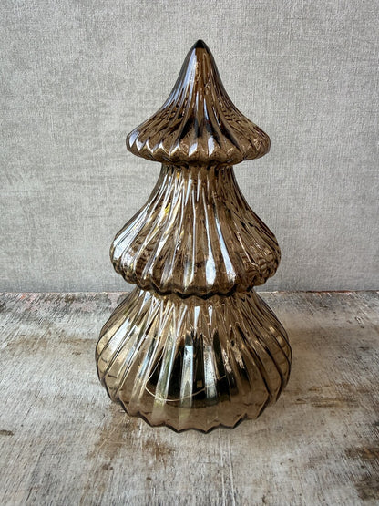 Bruine glazen LED kerstboom van 21 cm met geribbelde structuur en warme verlichting.