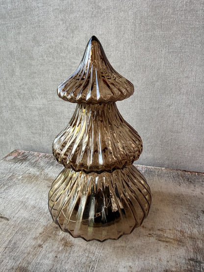 Bruine glazen LED kerstboom van 21 cm met geribbelde structuur en warme verlichting.