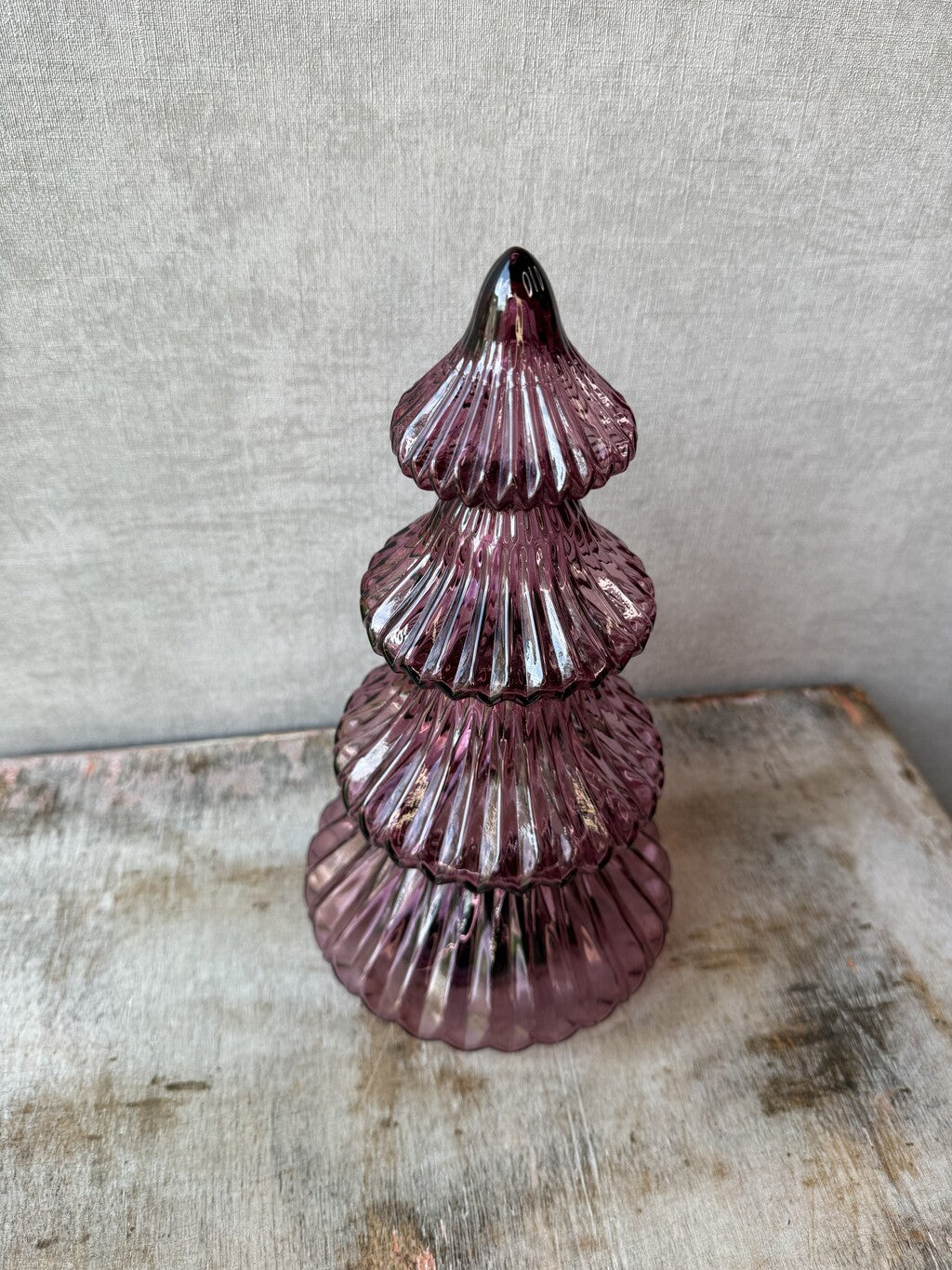 Paarse glazen LED kerstboom van 24 cm met geribbelde structuur en sfeerverlichting.