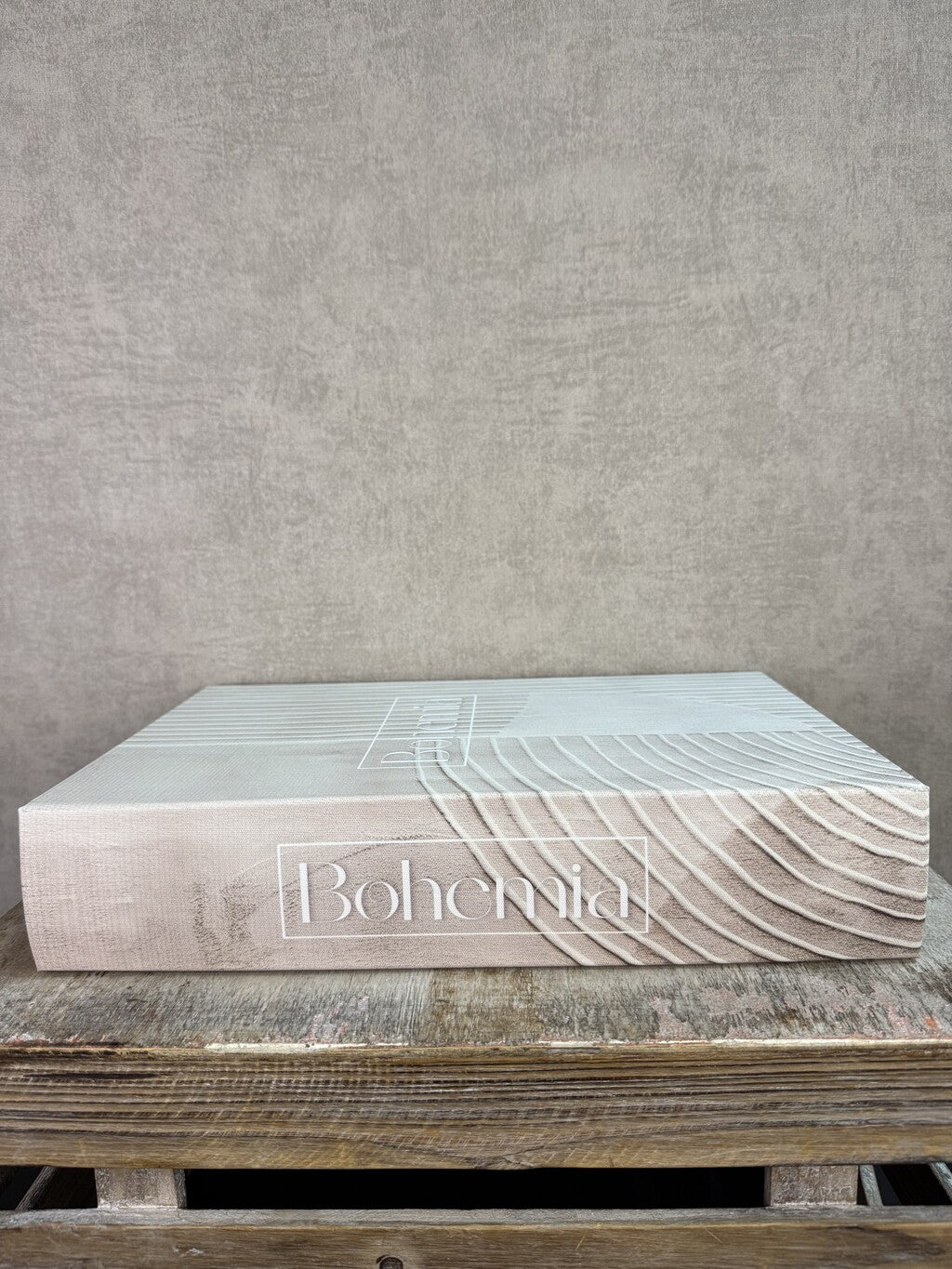 Beige opbergboek Bohemia van Homebound met witte lijnillustraties en een bruin opbergvak aan de binnenzijde.