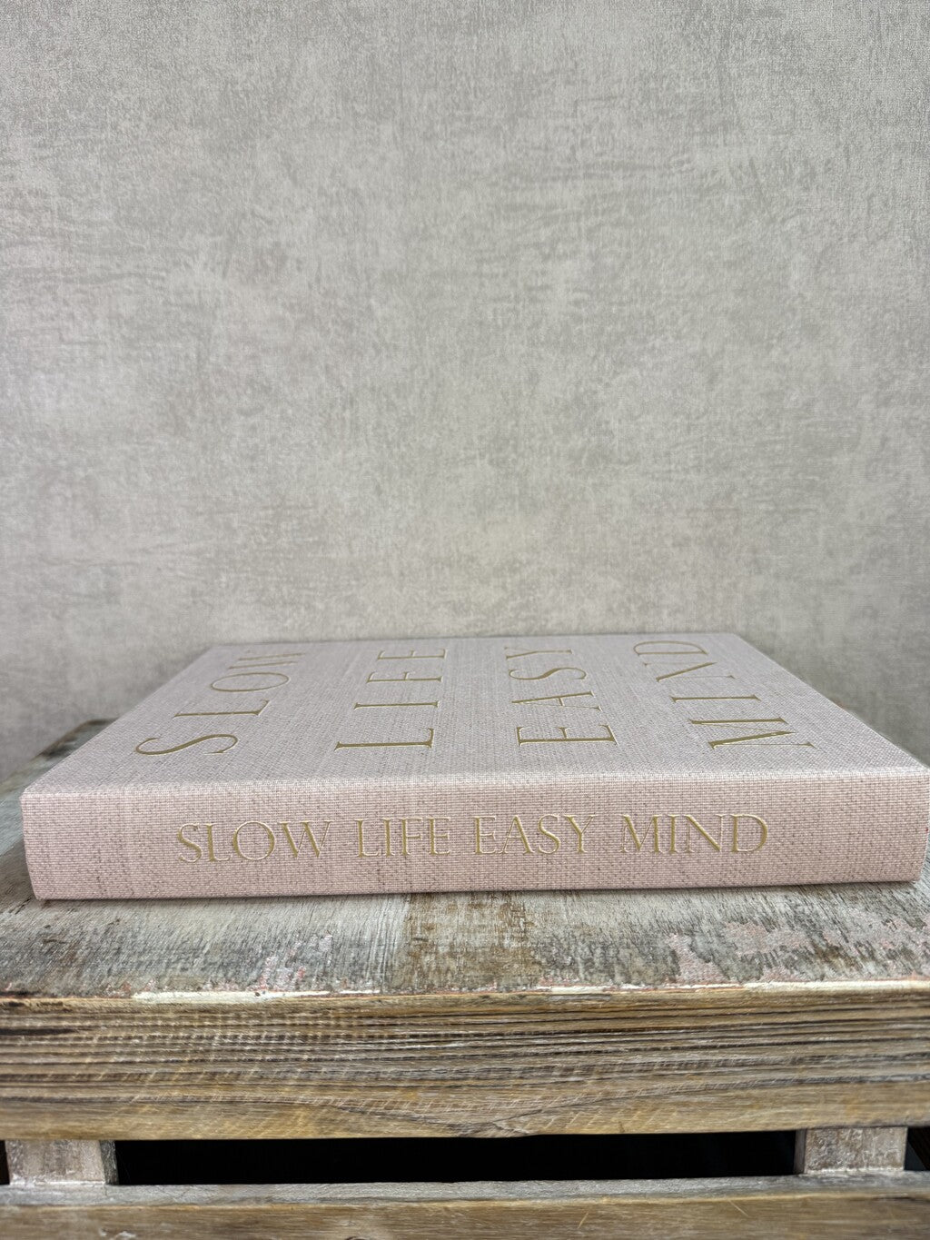 Beige opbergboek van Homebound met goudkleurige tekst Slow Life Easy Mind en een bruin opbergvak aan de binnenzijde.