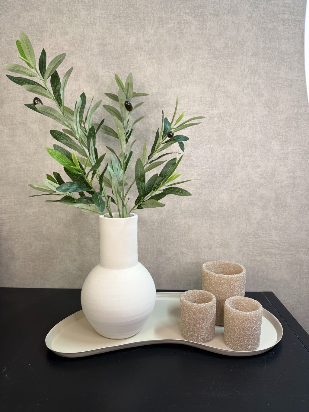 Organisch gevormd beige metalen dienblad met moderne kidney-vorm met accessoires.