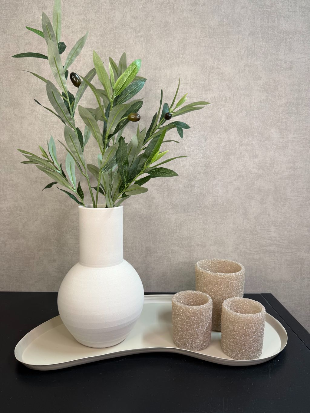 Organisch gevormd beige metalen dienblad met moderne kidney-vorm met accessoires.