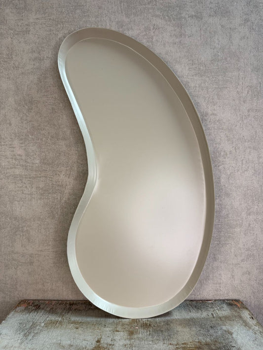 Organisch gevormd beige metalen dienblad met moderne kidney-vorm.