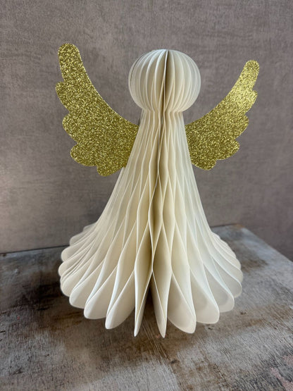 Papieren ornament engel in wit met gouden glittervleugels en magneetsluiting, 25x20 cm.