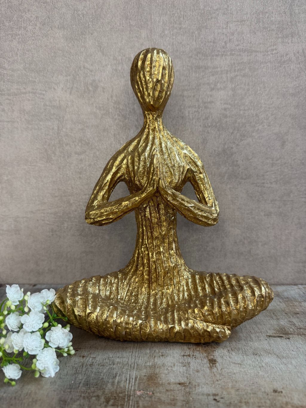 Elegant goudkleurig yoga beeldje
