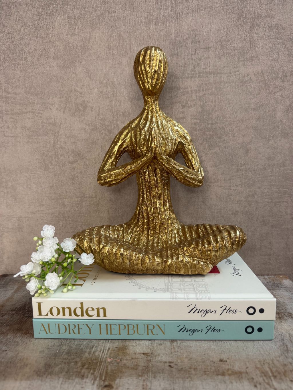 Elegant goudkleurig yoga beeldje
