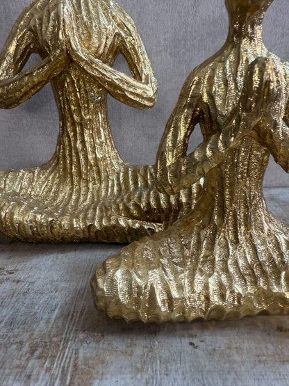 Ornament Serene Yoga – goudkleurig beeldje in yogahouding voor een serene uitstraling