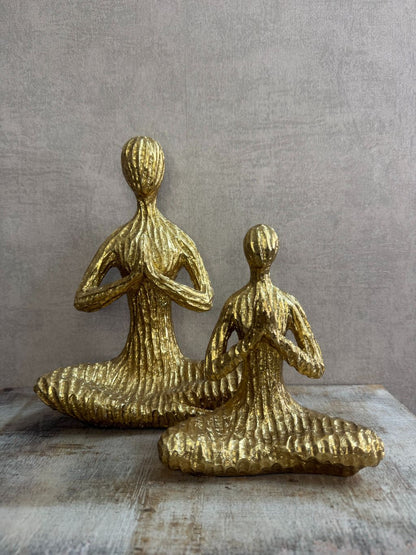 Ornament Serene Yoga – goudkleurig beeldje in yogahouding voor een serene uitstraling