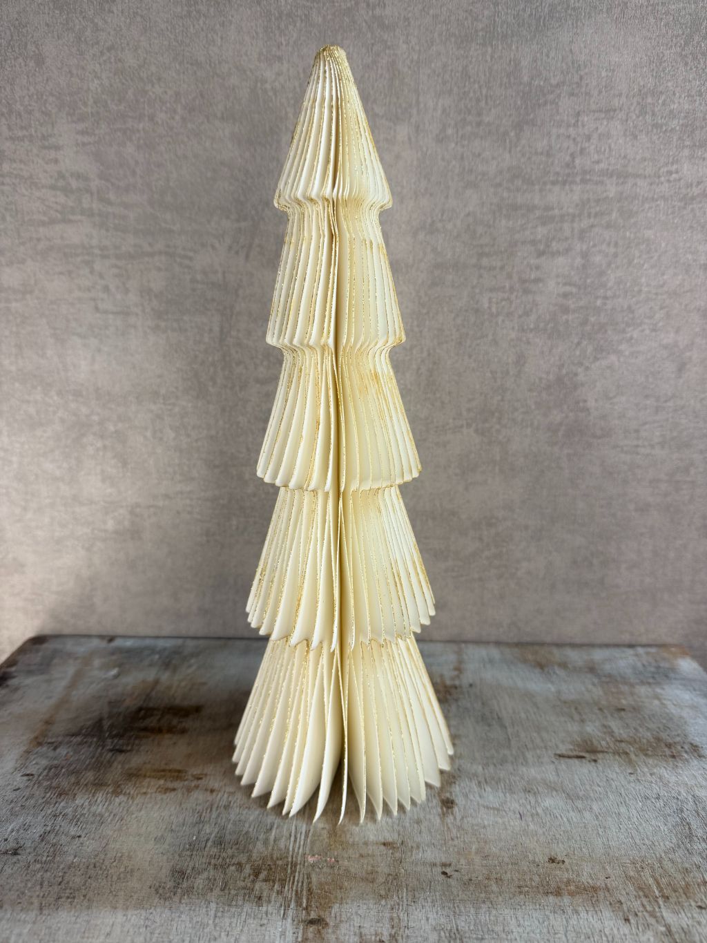 Papieren kerstboom ornament in wit met goudaccenten, 30 cm hoog, met magneetsluiting.