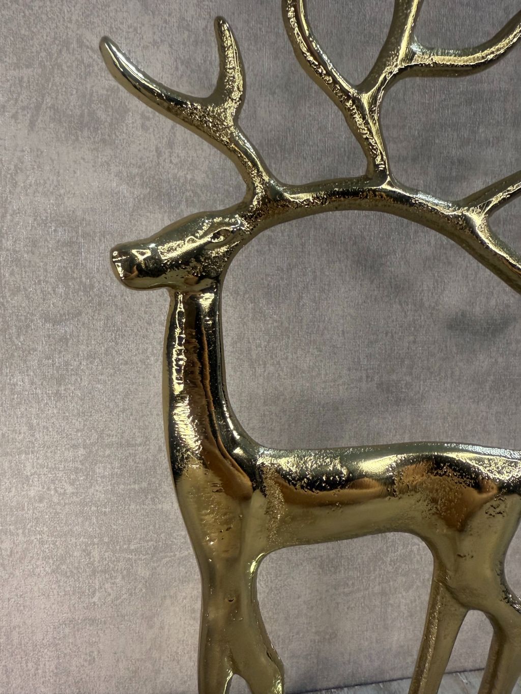 Gouden metalen ornament rendier met groot gewei van Countryfield, hoogte 33 cm.