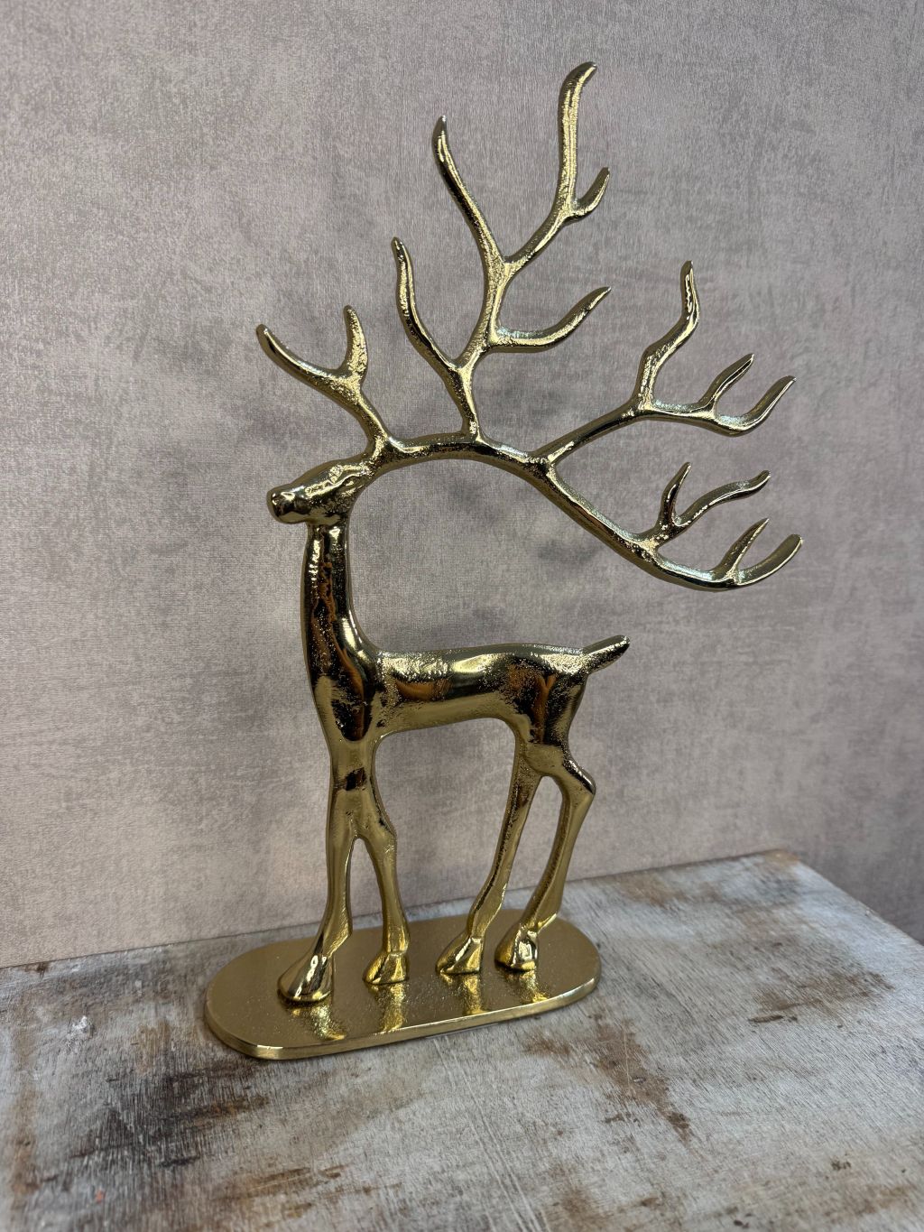 Gouden metalen ornament rendier met groot gewei van Countryfield, hoogte 33 cm.