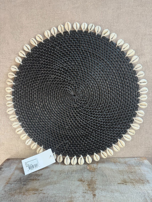 Ronde zwarte rattan placemat met witte schelpenrand, Ø 37 cm, handgemaakt.