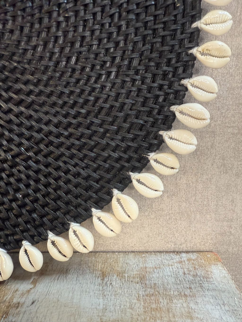Ronde zwarte rattan placemat met witte schelpenrand, Ø 37 cm, handgemaakt.