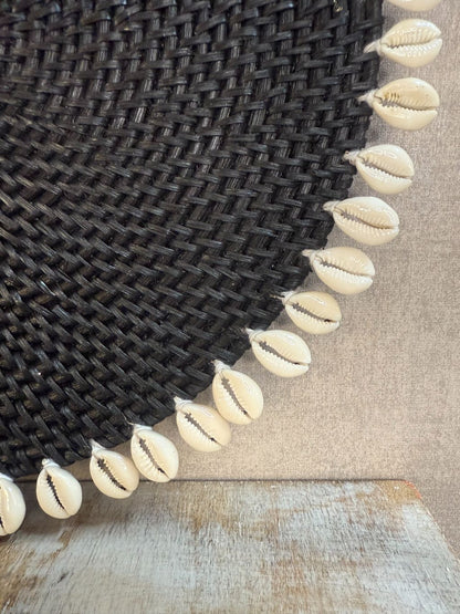 Ronde zwarte rattan placemat met witte schelpenrand, Ø 37 cm, handgemaakt.