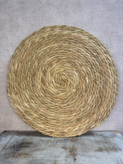 Placemat Cattail – ronde, handgevlochten naturel placemat van waterhyacint met een diameter van 38 cm.