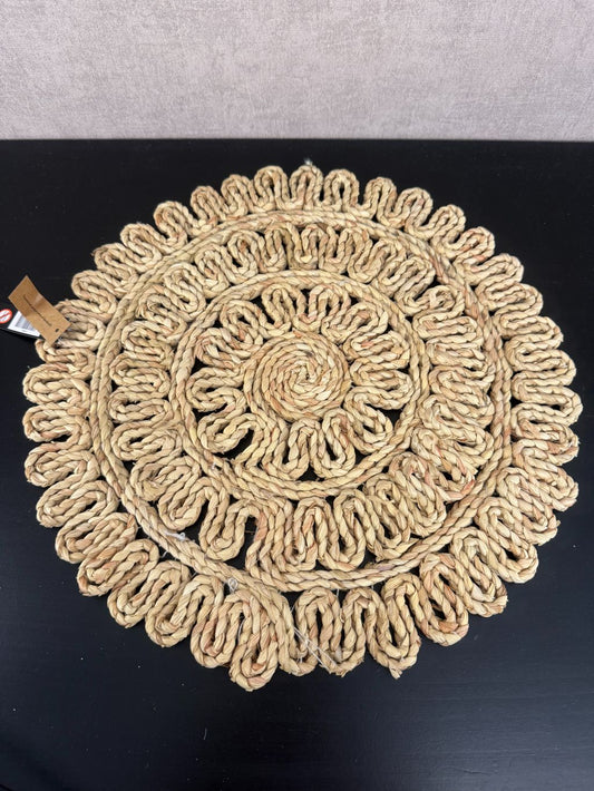 Ronde handgemaakte placemat van gevlochten raffia met lusrand in naturel kleur, merk J-line.