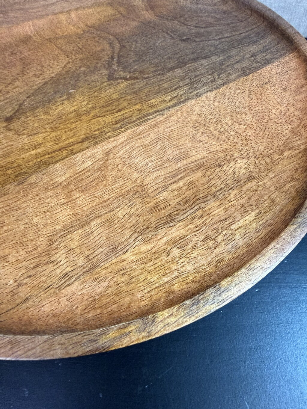Bruin houten Plateau Mango op voet met een ronde vorm en zichtbare natuurlijke houtnerf.