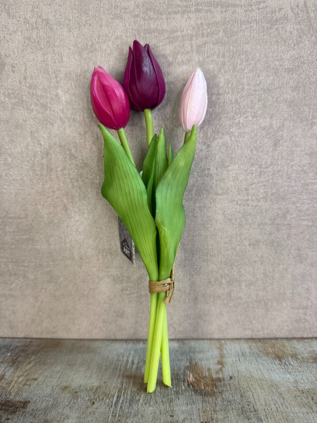 Bos real touch tulpen in paars- en rozetinten met groene bladeren, geschikt voor een kleine vaas.