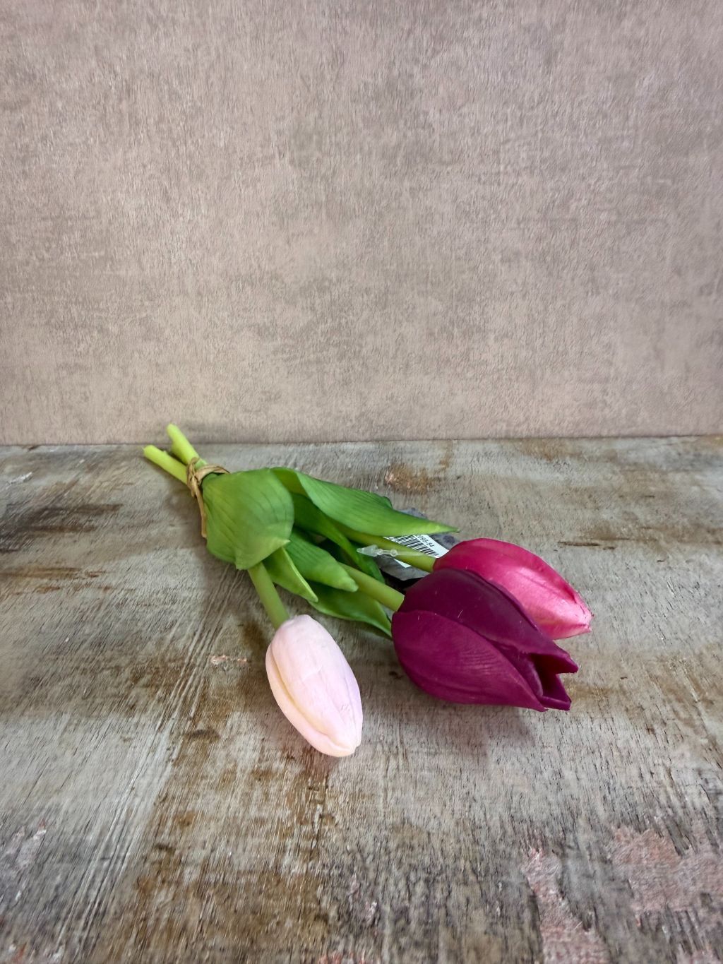 Bos real touch tulpen in paars- en rozetinten met groene bladeren, geschikt voor een kleine vaas.