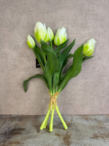 Bos real touch tulpen in wit met groene bladeren, samengebonden en geplaatst tegen een neutrale achtergrond.