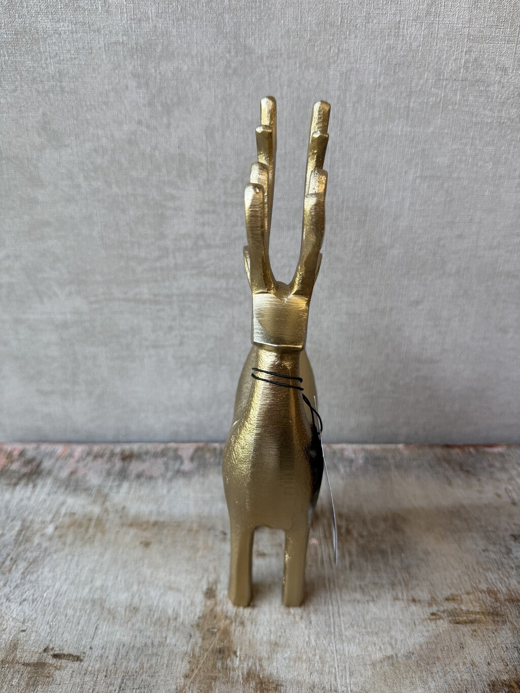 Gouden metalen rendier van 22 cm hoog als stijlvolle kerstdecoratie.